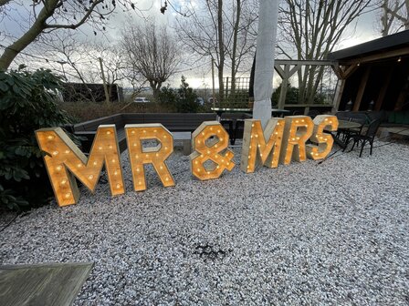 Ludic partyrentals - LichtLetters Mr &amp; Mrs hout huren