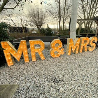 Ludic partyrentals - LichtLetters Mr &amp; Mrs hout huren