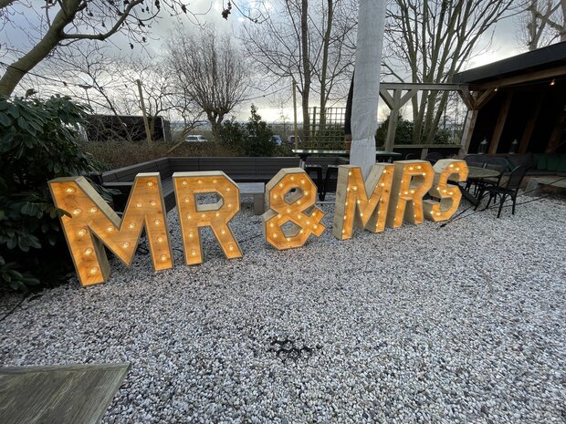 Ludic partyrentals - LichtLetters Mr & Mrs hout huren